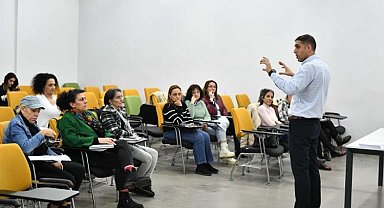 Fikirler kursiyerler için masaya yattı