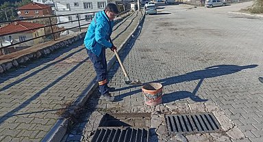 Gördes'te yağmursuyu ızgaralarına temizlik