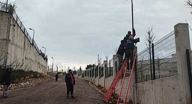 İzmit Belediyesi yolu güneş enerjisi ile aydınlatıyor