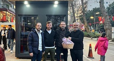 İzmit yeni yılda da sağlıkçılar, polisler ve taksicileri unutmadı