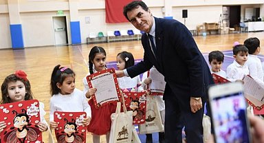 Minik öğrencilere karnelerini Başkan Dündar verdi