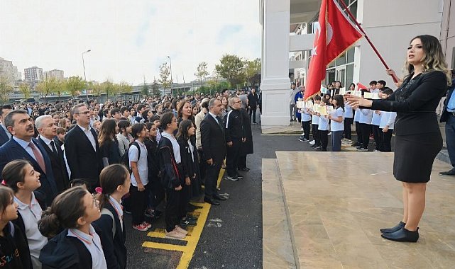 Okullarda şehitler için saygı duruşu