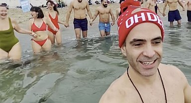 Soğuk duş meraklıları Caddebostan'dan denize girdi!