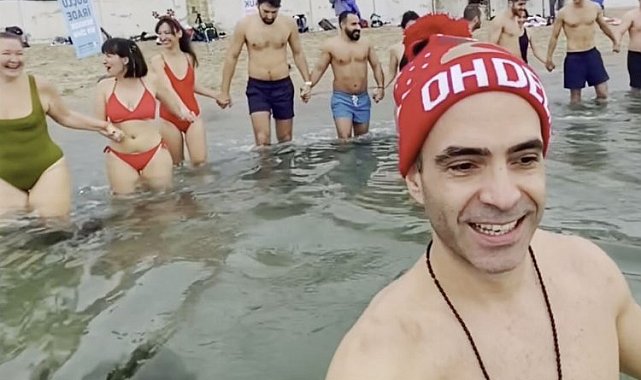 Soğuk duş meraklıları Caddebostan'dan denize girdi!