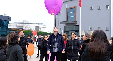Uludağ Koleji öğrencileri Alper Gezeravcı'ya mesaj gönderdi