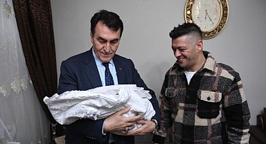 Bebeğin kulağına ilk ezanı Başkan Dündar okudu