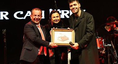 Emir Can İğrek tüm şarkılarını sevenler için söyledi