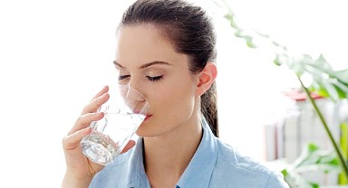 Kilo vermek için yemekten 10 dakika önce bir bardak su için