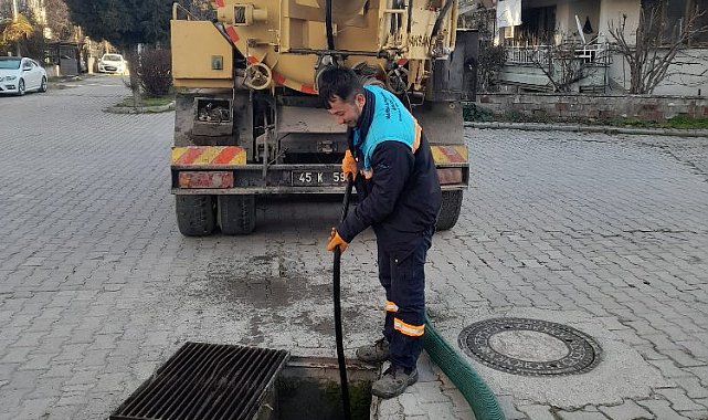 Kula'da dört mahallenin yağmursuyu ızgaraları temizlendi