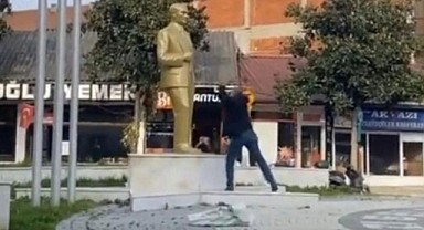 Sakarya'da Atatürk büstüne çirkin saldırı