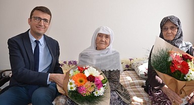 102 yaşındaki hastaya ve kızına ziyaret