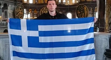 Ayasofya'da Yunan turistten provokasyon!