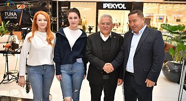 Başkan Büyükkılıç'a "AVM" ziyaretinde gençlerden yoğun ilgi