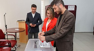 Bilecik'te Vali Aygöl ve eşi birlitke oy kullandı