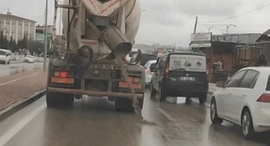 Bursa'da bir beton mikseri yola beton dökerek ilerledi
