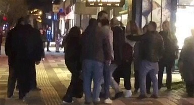 Bursa’da genç kızların kavgası kameralara yansıdı