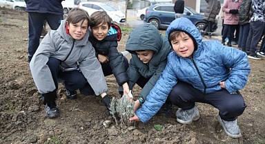 Çocuklar gelecek için fidan dikti