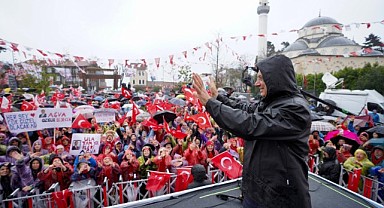 Ekrem İmamoğlu, Şile'de sağanak yağış altında konuştu