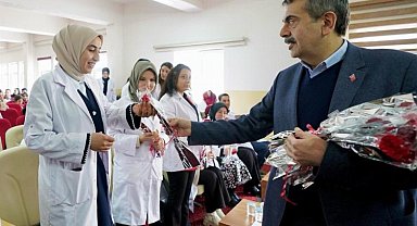 Erzurum'da çiçekler Bakan Tekin'den