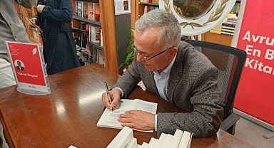 Gazeteci Yüksel Baysal kitabının imza gününde sevenleri ile buluştu