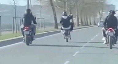 İstanbul'da motosikletli sürücülerden tehlikeli sürüş tekniği!