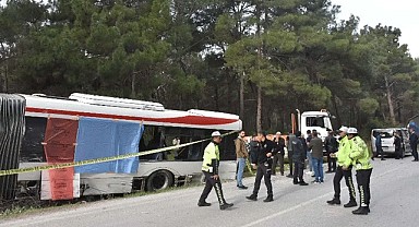 İzmir'de TIR ile otobüs kaza yaptı!