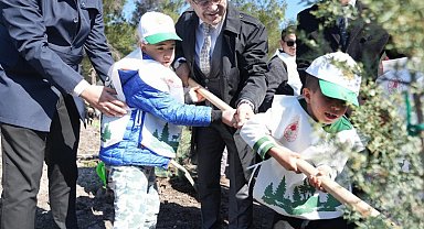 İzmir'de özel çocuklar fidan dikti