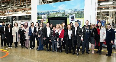 Kadın kaptanlar kullandıkları otobüslerin fabrikasında ağırlandı