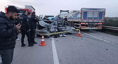 Karşı şeride geçen otomobil TIR'ın altında kaldı