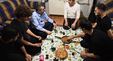Oktay Yılmaz sahurunu gençlerle yaptı