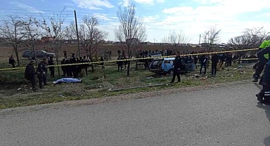 Otomobil otobüs durağına daldı! 4 ölü, 5 yaralı