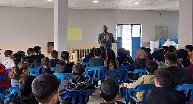 Özmen, köy okulunda iyilik yolcularını anlattı