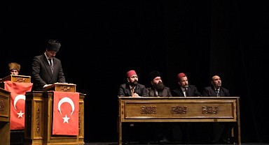 Perde İstiklal Marşı için açıldı