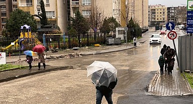 Şİddetli yağış Bursalılara zor anlar yaşattı!