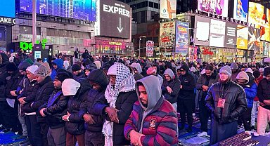 Times Meydanı'nda ilk teravih