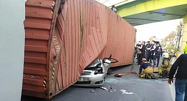 Üst geçide çarpan TIR otomobilin üzerine devrildi: 4 kişi hayatını kaybetti