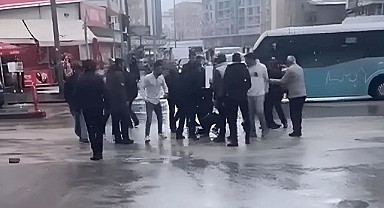 Van'da karısını bıçaklayan adama meydan dayağı atıldı!