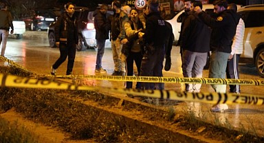 Yolun karşısına geçmek isteyen 2 kişiye otomobil çarptı: 1 ölü