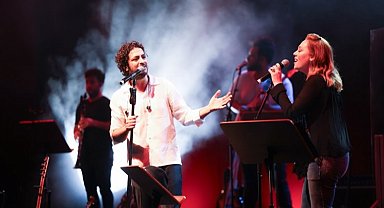 Barabar ve Demet Evgar'dan sahne şov