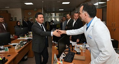 Başkan Erkan Aydın mesaiye personeli ziyaret ederek başladı
