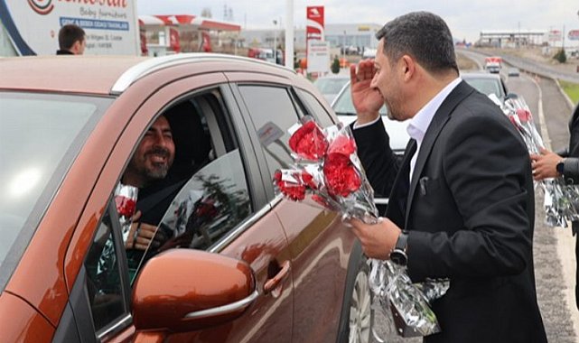 Başkan Rasim Arı'dan bayrama karanfilli karşılama