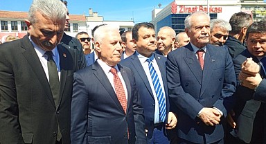 Bozbey devir sonrası Atatürk Anıtına Çelenk Bıraktı