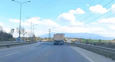 Bursa’da aksı yamuk tır görenleri şaşkına çevirdi