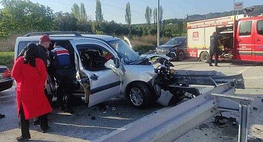 Bursa'da hafif ticari araç bariyerlere saplandı