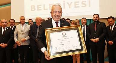 Bursa Nilüfer'de Şadi Özdemir mazbatasını aldı
