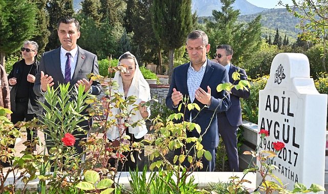 CHP Genel Başkanı Özel, Başkan Zeyrek ile Manisa'da kabir ziyaretleri yaptı
