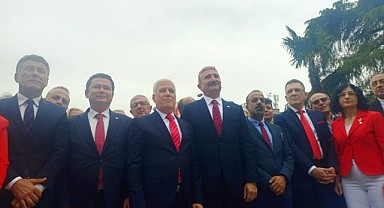 CHP yönetimi tarafından Heykel'de Çelenk töreni