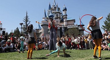 Çocuklar bu şenlikte coşuyor