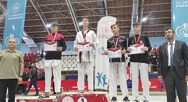 Foçalı taekwondocudan 'altın' başarı