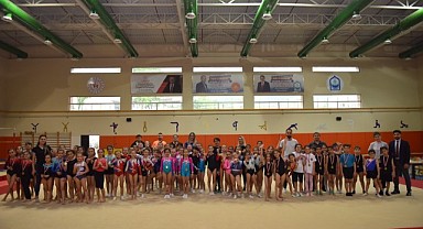 Genç sporcuların artistik cimnastik yetenekleri görücüye çıktı